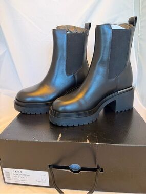 NWT DKNY Patria Chelsea Boot Black Leather Size 8.5 Pull On